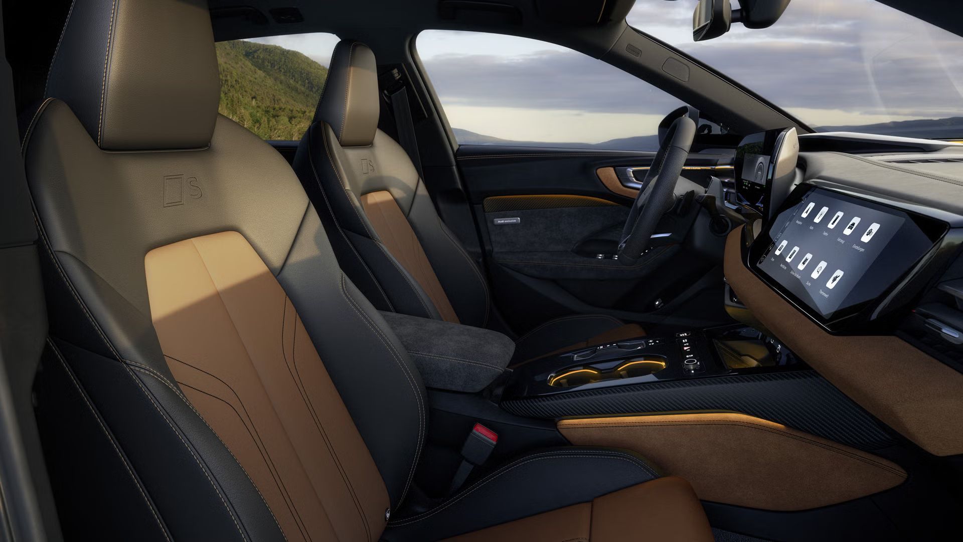 Blick durch das Beifahrerfenster in das Cockpit des A5 Avant e-hybrid. Das Interieur hat schwarze Bezüge mit cognacbraunen Kontrasten.