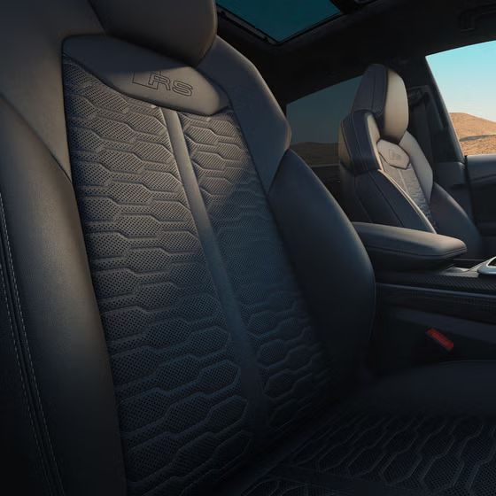 Nahaufnahme der vorderen Sportsitze im Audi RS Q8 SUV.
