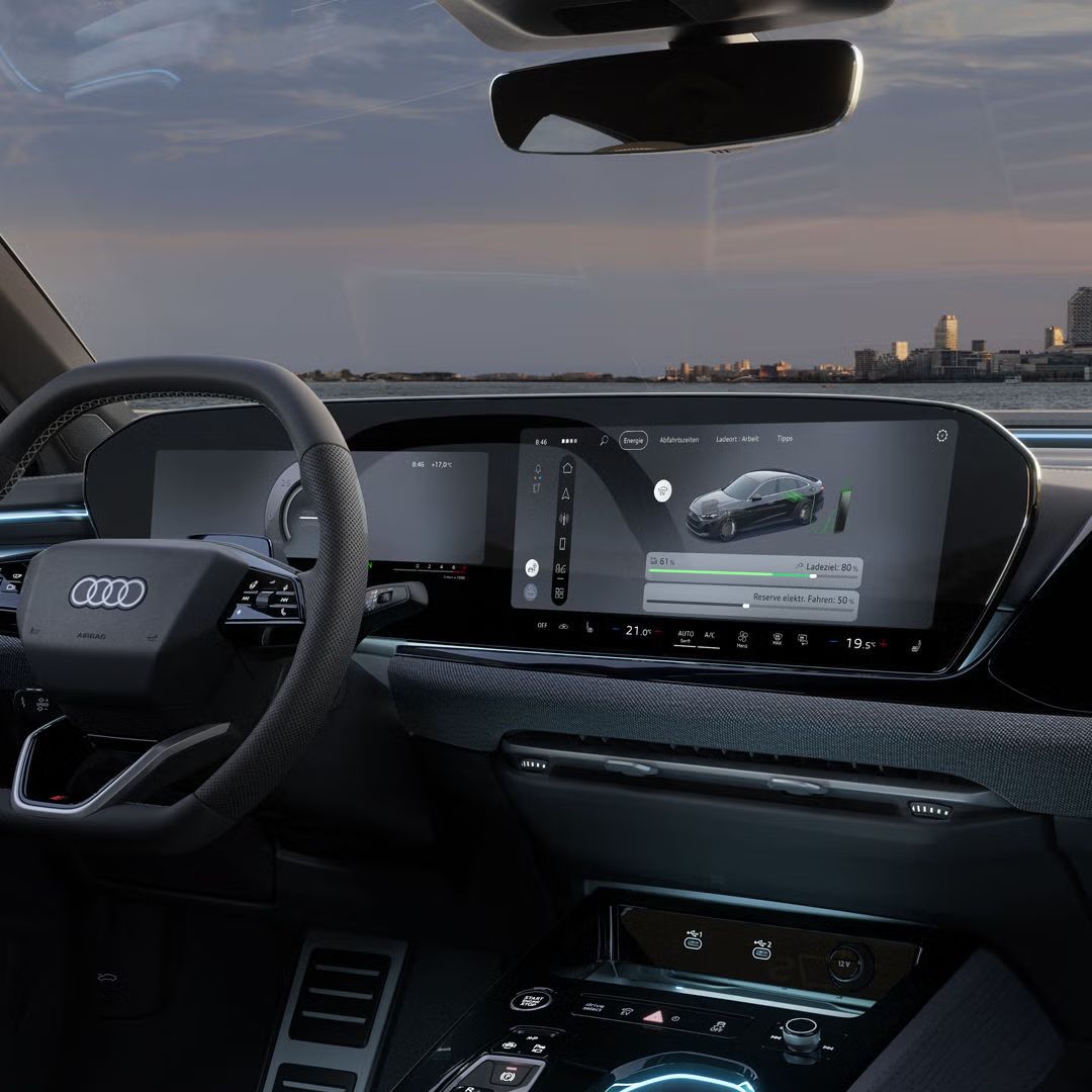 Blick in das Cockpit der A5 Limousine e-hybrid. Zu sehen sind unter anderem die Panoramadisplays und Ambiente Lichter.