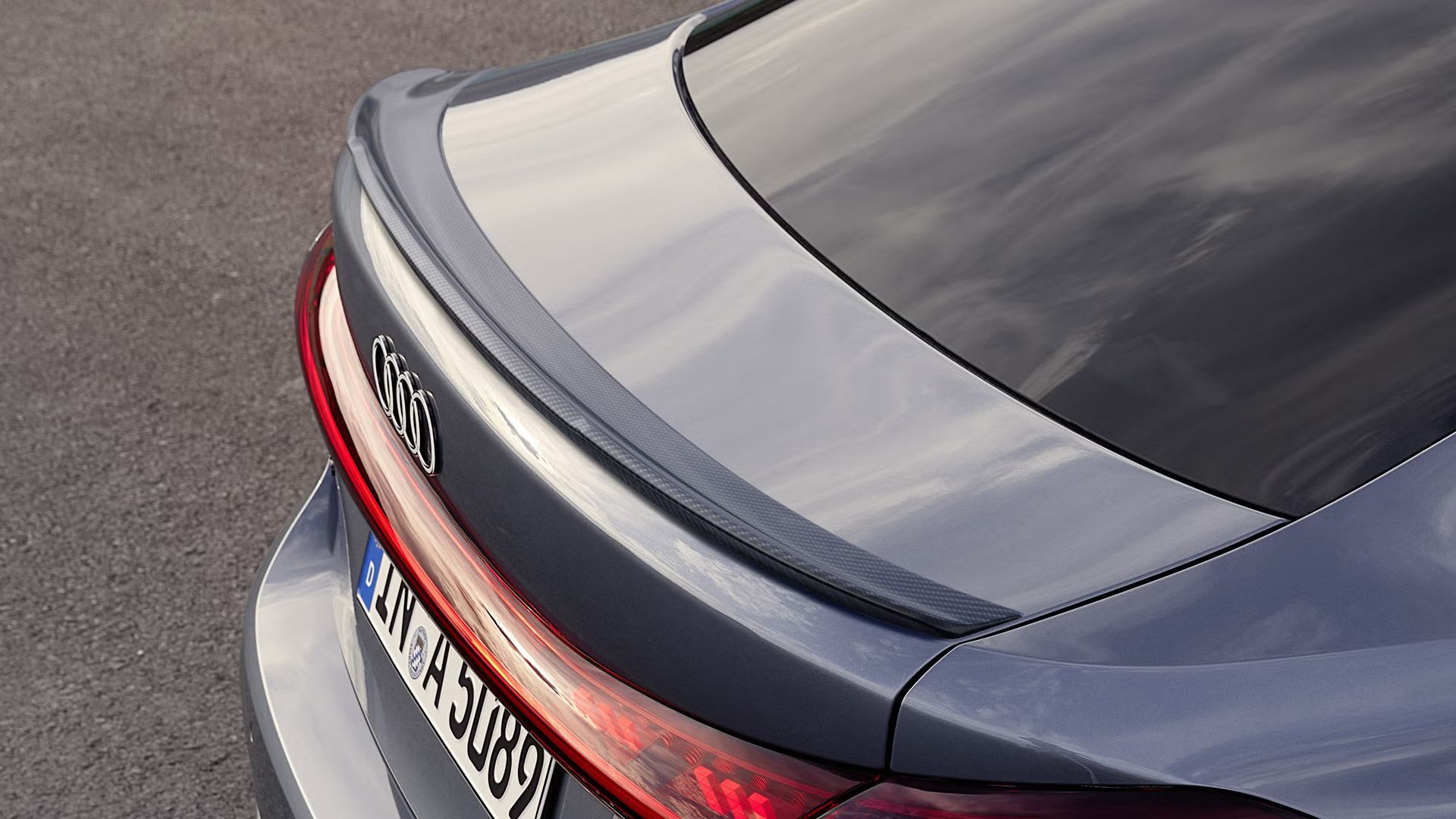 Blick von schräg oben auf das Heck der A5 Limousine mit Fokus auf den Heckklappenspoiler.