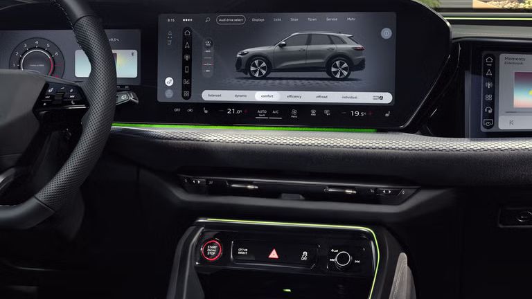 Blick von der Rückbank in das Cockpit des Q5 SUV. Im Fokus steht das Panoramadisplay mit dem Audi Virtual Cockpit und dem MMI Display.	