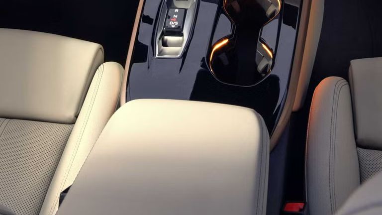 Blick von der Rückbank in das Cockpit der A5 Limousine. Zu sehen sind unter anderem die MMI Displays und das Lichtdesign mit dem Interaktionslicht am unteren Rand der Windschutzscheibe.