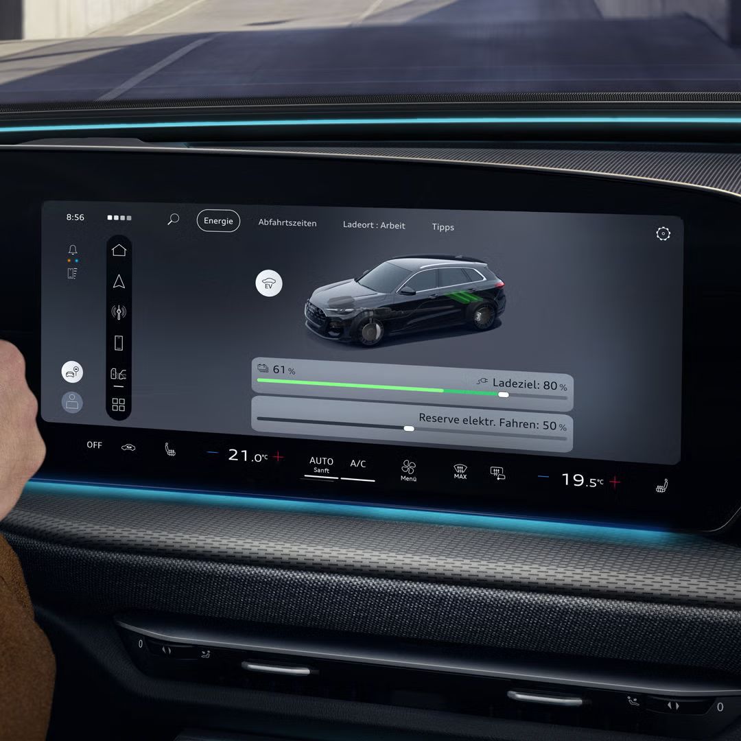 Nahaufnahme des MMI Displays im Cockpit des Q5 SUV e-hybrid. Auf dem Bildschirm sind die verschiedenen Fahrmodi des Fahrzeuges zu sehen.