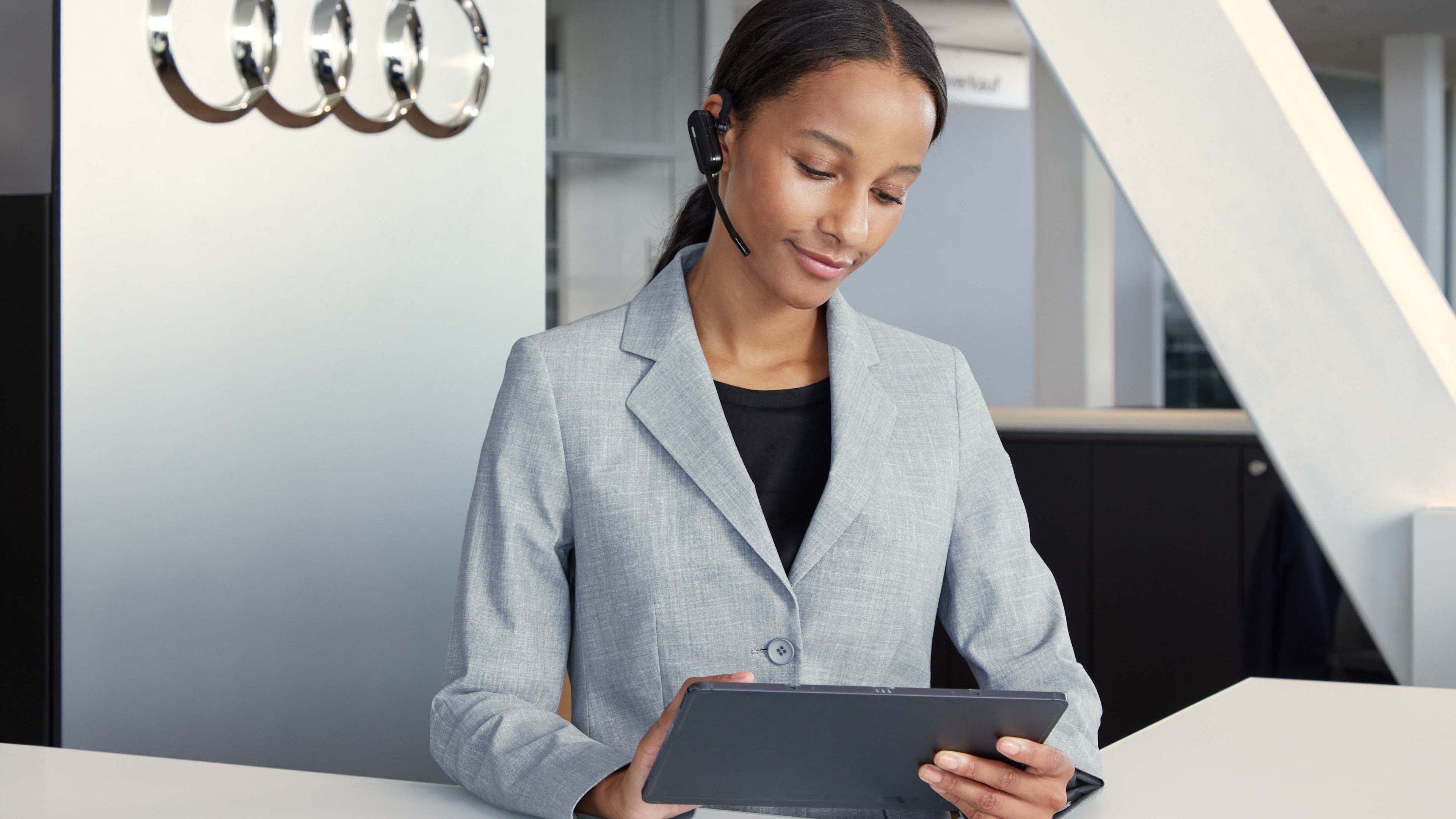 Kundenbetreuerin an der Rezeption mit Tablet