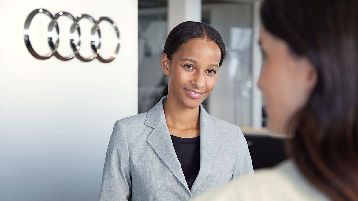 Eine Audi Service Mitarbeiterin im Kundengespräch
