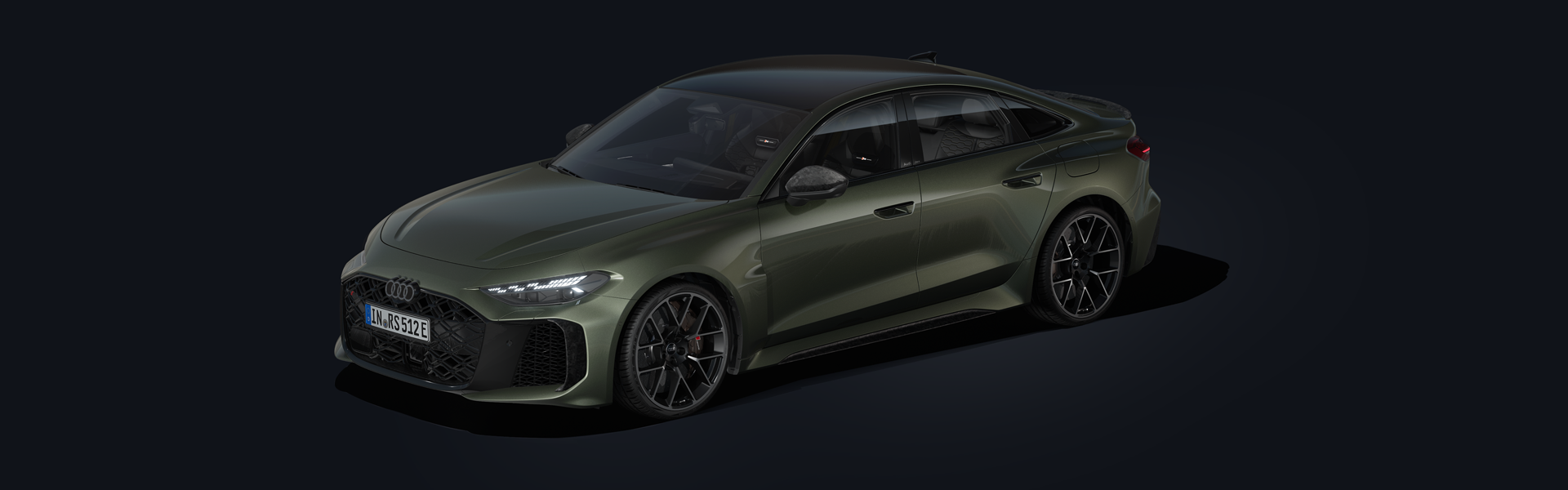 Die RS 5 Limousine im Schrägprofil von vorn auf dunklem Hintergrund.