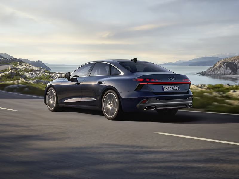 Dynamische Ansicht einer blauen Audi A6 Limousine