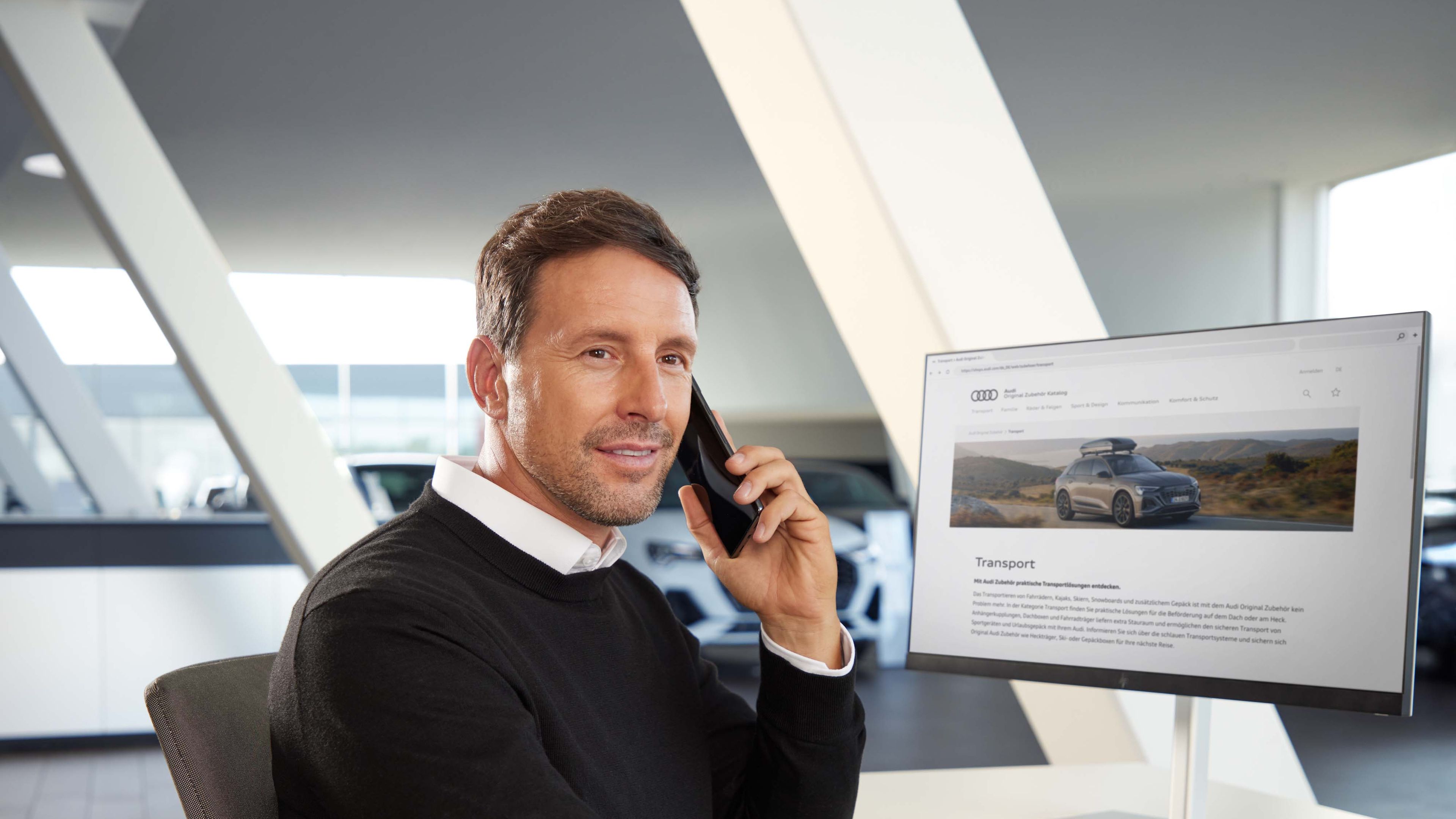Serviceberater an seinem Arbeitsplatz mit mobilem Gerät, Bildschirm mit Anzeige