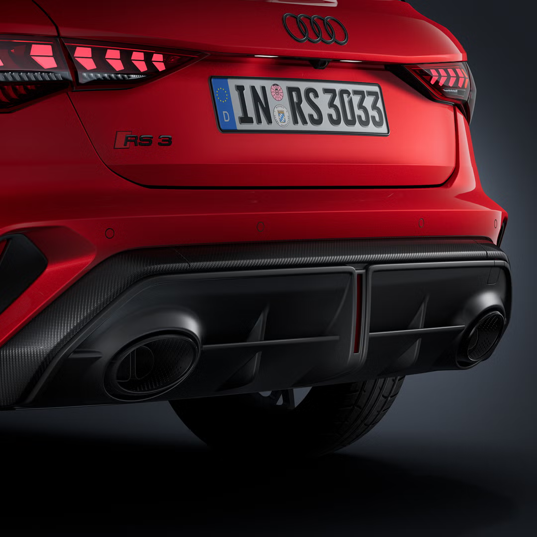 Nahaufnahme des Hecks eines Audi RS 3 Sportback mit Fokus auf Endrohrblenden und die RS-Sportabgasanlage.