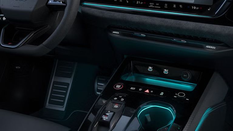 Nahaufnahme des MMI-Displays im A5 Avant e-hybrid. Auf diesem wird der aktuelle Ladezustand, sowie ein Slider zur Regelung der Reserve angezeigt.