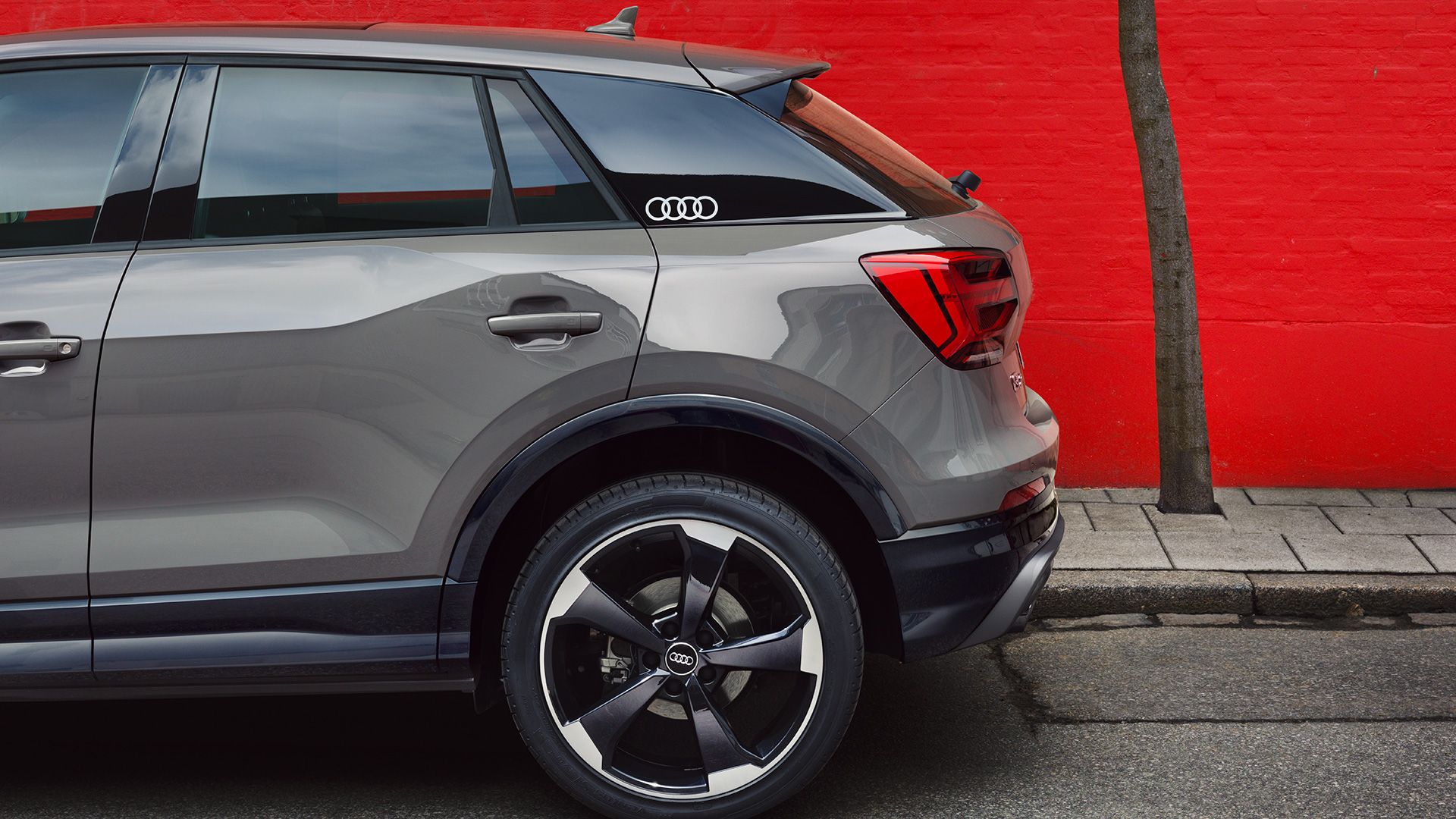Seitenansicht eines grauen Audi
