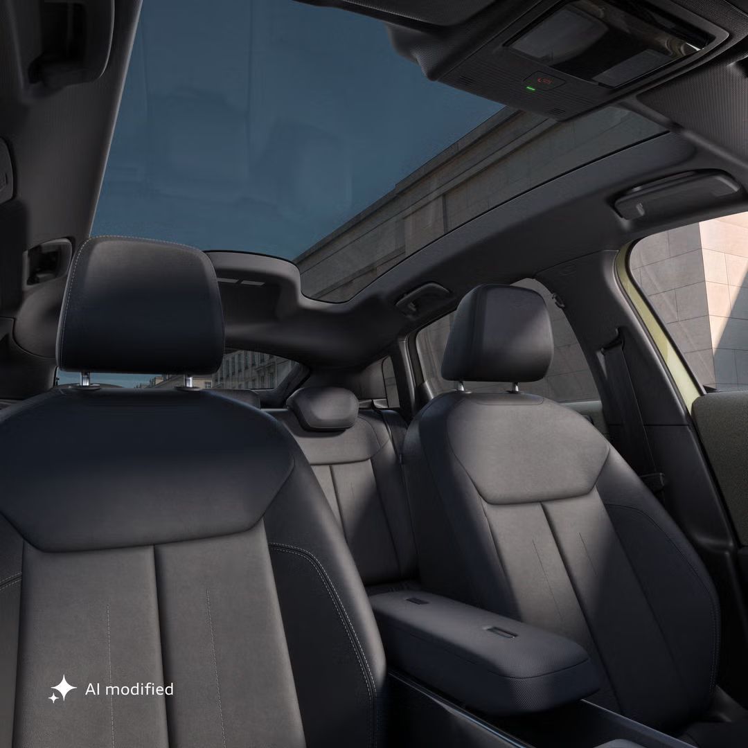 Blick in den Innenraum des Audi A2 e-tron mit Fokus auf die beiden Sitzreihen und das Panorama-Glasdach.