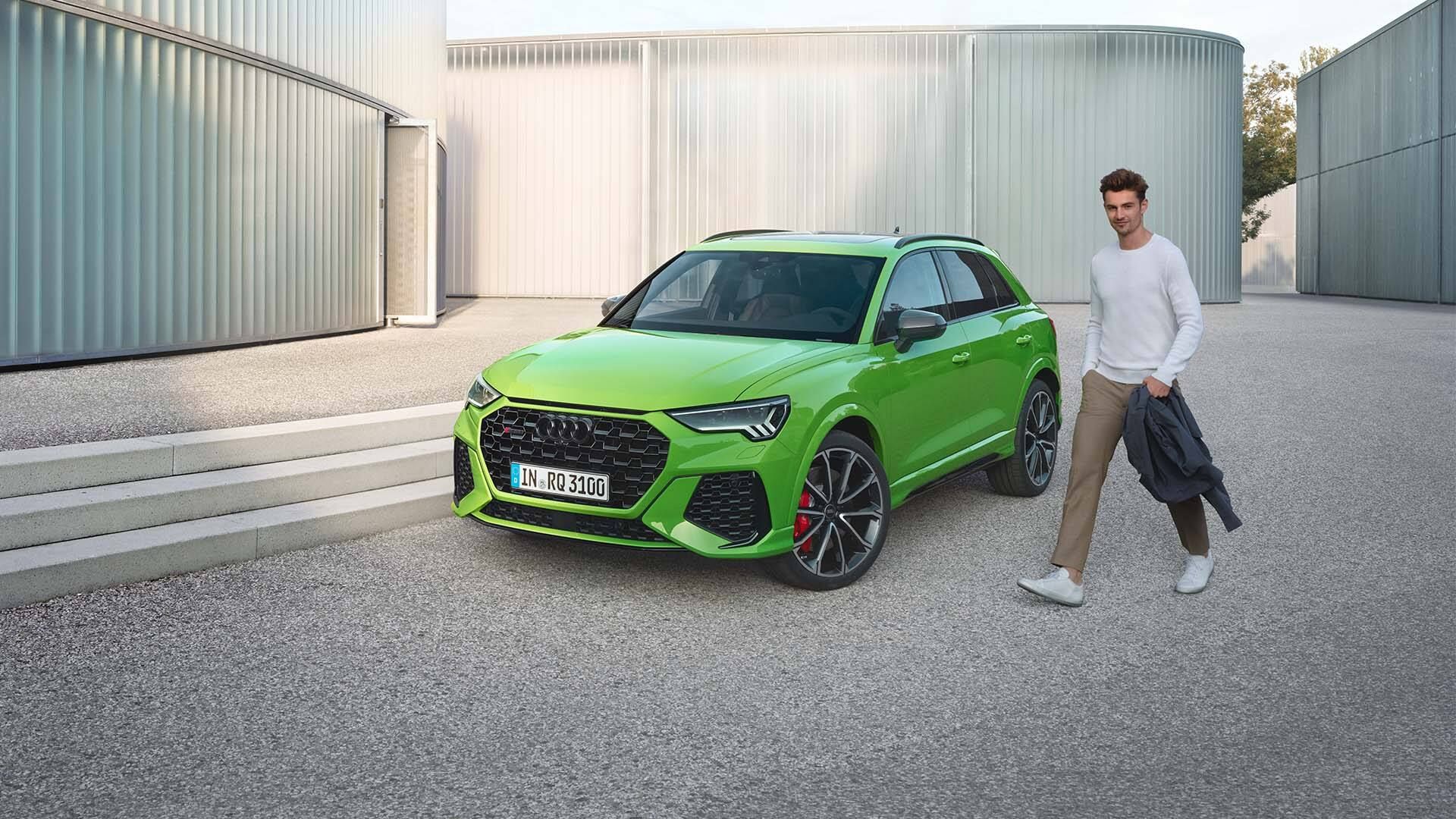 Frontale Seitenansicht des RS Q3 mit Mann an der Seite