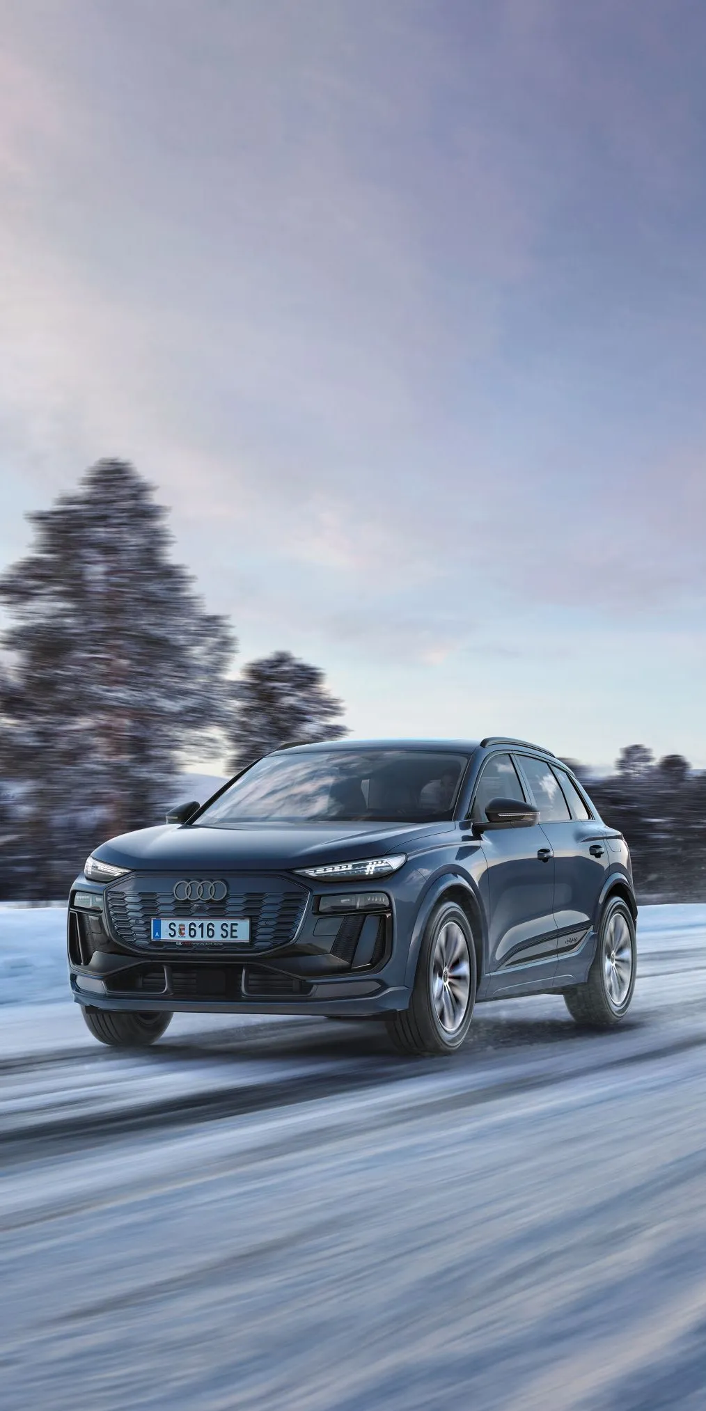 Ein Audi Q6 auf einer winterlichen Straße in voller Fahrt