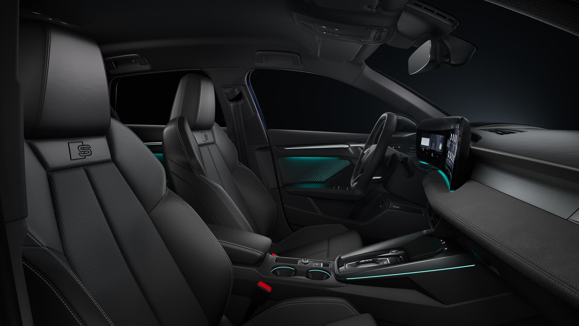 Blick durch das Beifahrerfenster auf die Sportsitze, das Cockpit mit Sportlederlenkrad, Mittelkonsole, digitale Displays und das Ambiente-Licht.