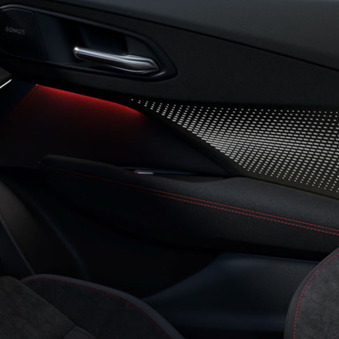 Die Türinnenseite mit Ambiente-Lichtpaket in roter Farbe.