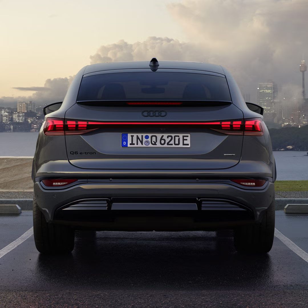 Heckansicht des Audi Q6 Sportback e-tron