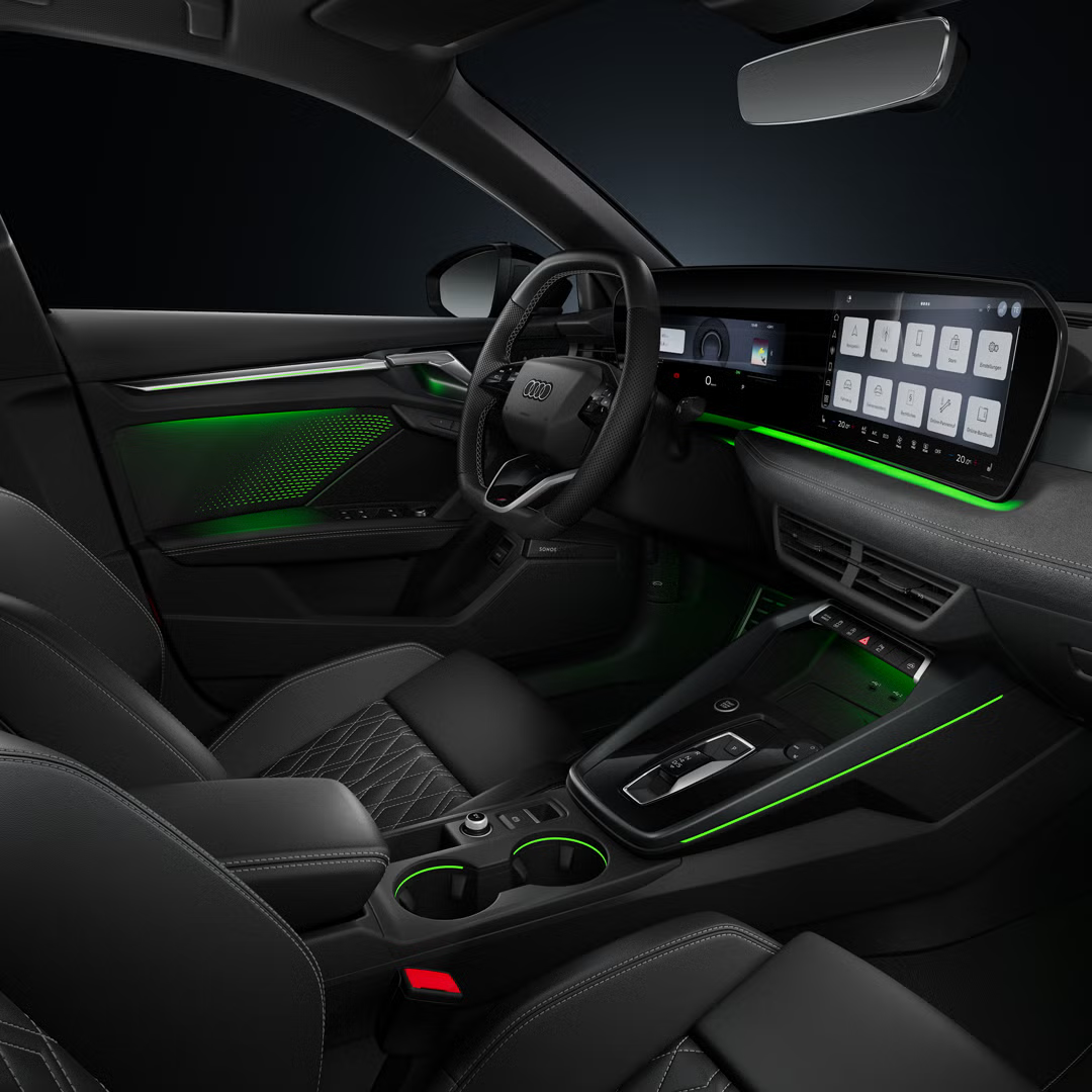 Blick auf das Cockpit mit Lenkrad, Mittelkonsole, digitale Displays und das Ambiente-Licht im Audi A3 allstreet.