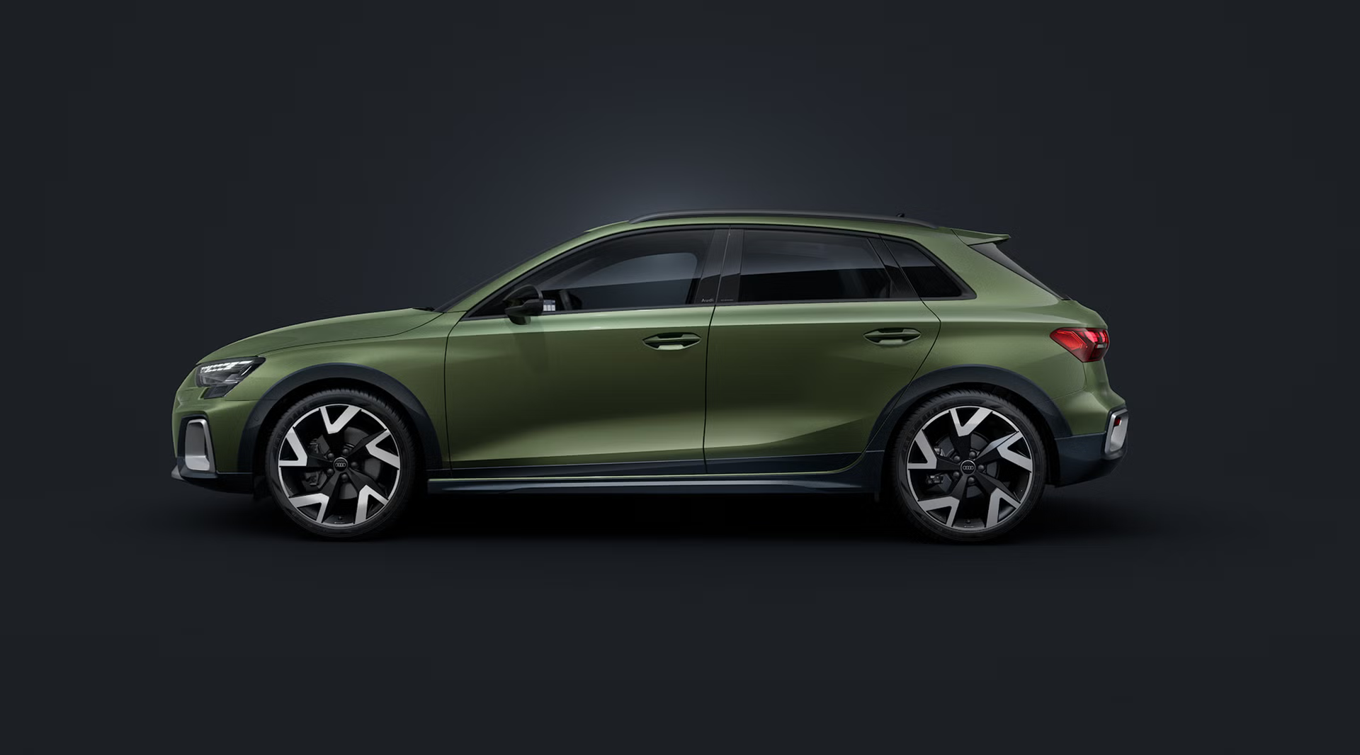 Der Audi A3 allstreet von der Seite auf dunklem Hintergrund.
