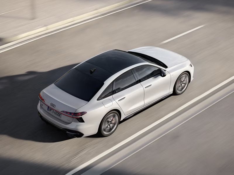 Dynamische Ansicht einer Audi A6 Limousine e-hybrid von oben