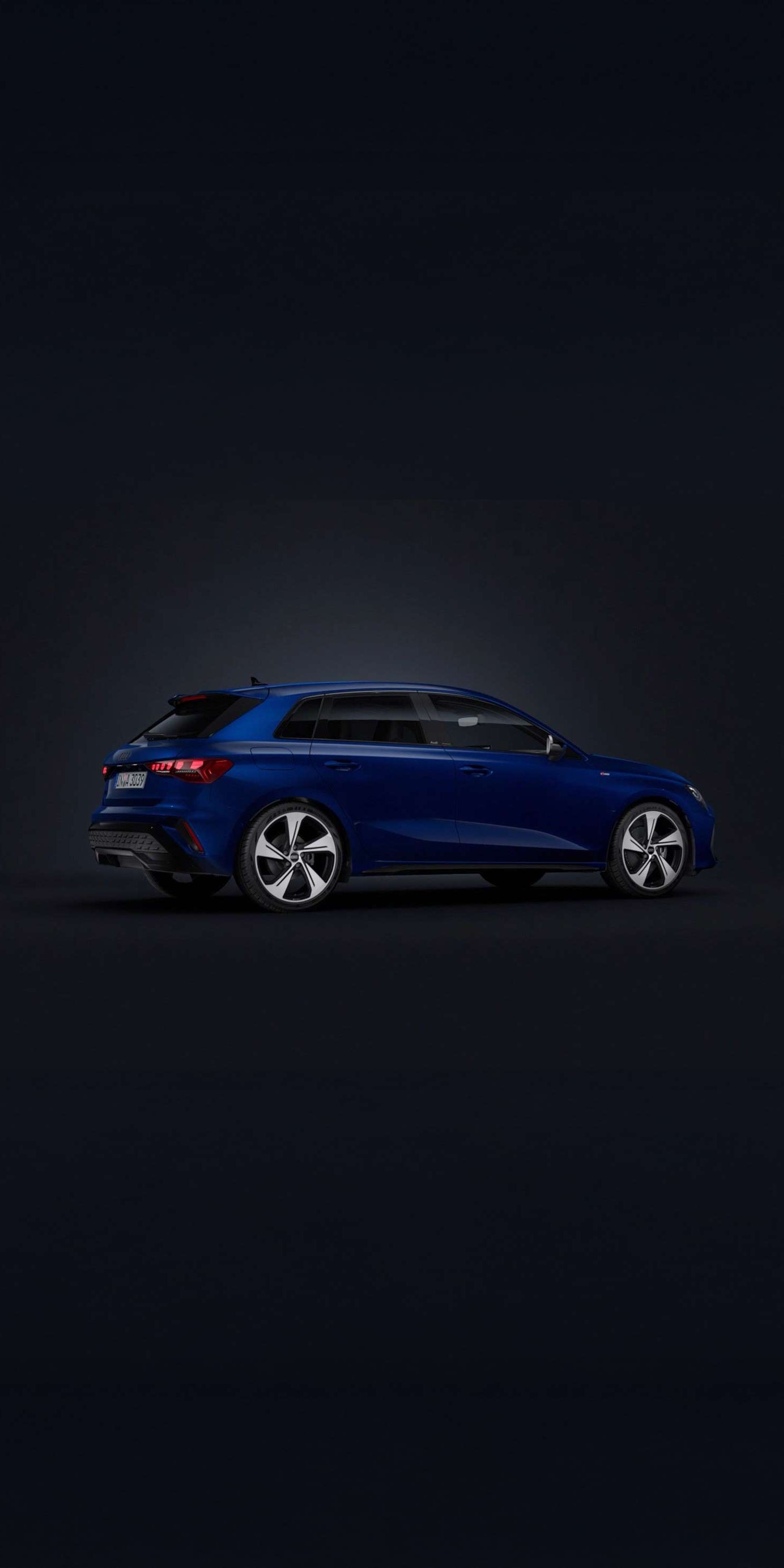 Seitliche Ansicht eines blauen Audi A3 Sportback