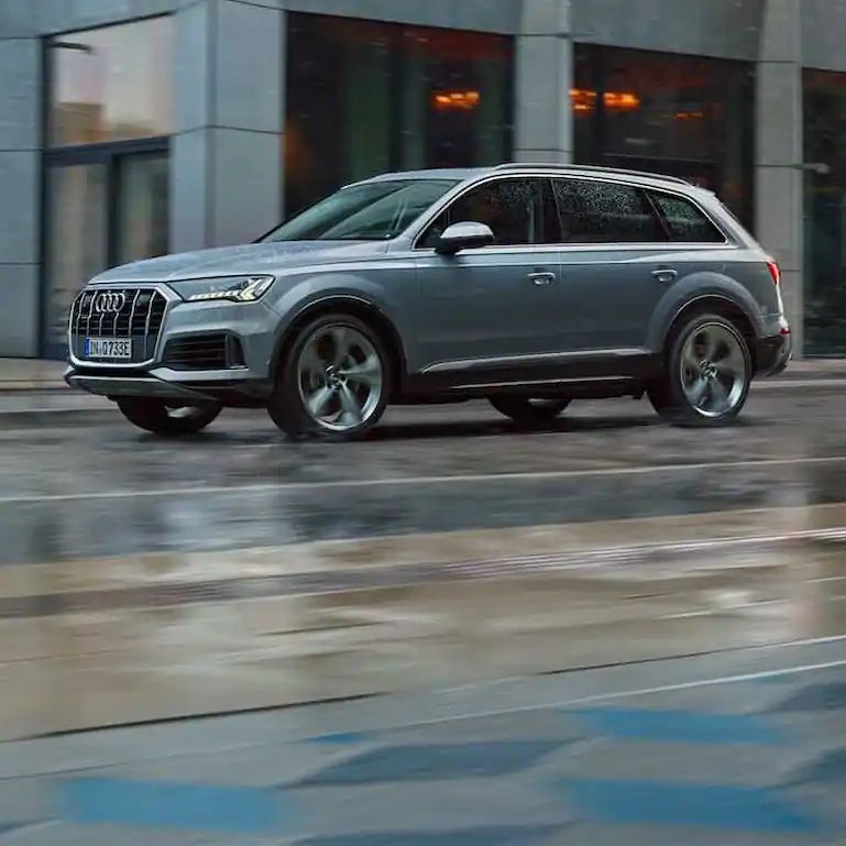 Dynamische Seitenansicht des Audi Q7 TFSI e