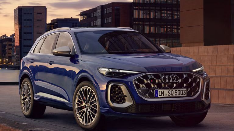 Der SQ5 SUV steht vor der Skyline einer Küstenstadt.