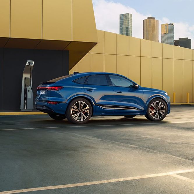 Audi SQ6 Sportback e-tron Seitenansicht beim Laden
