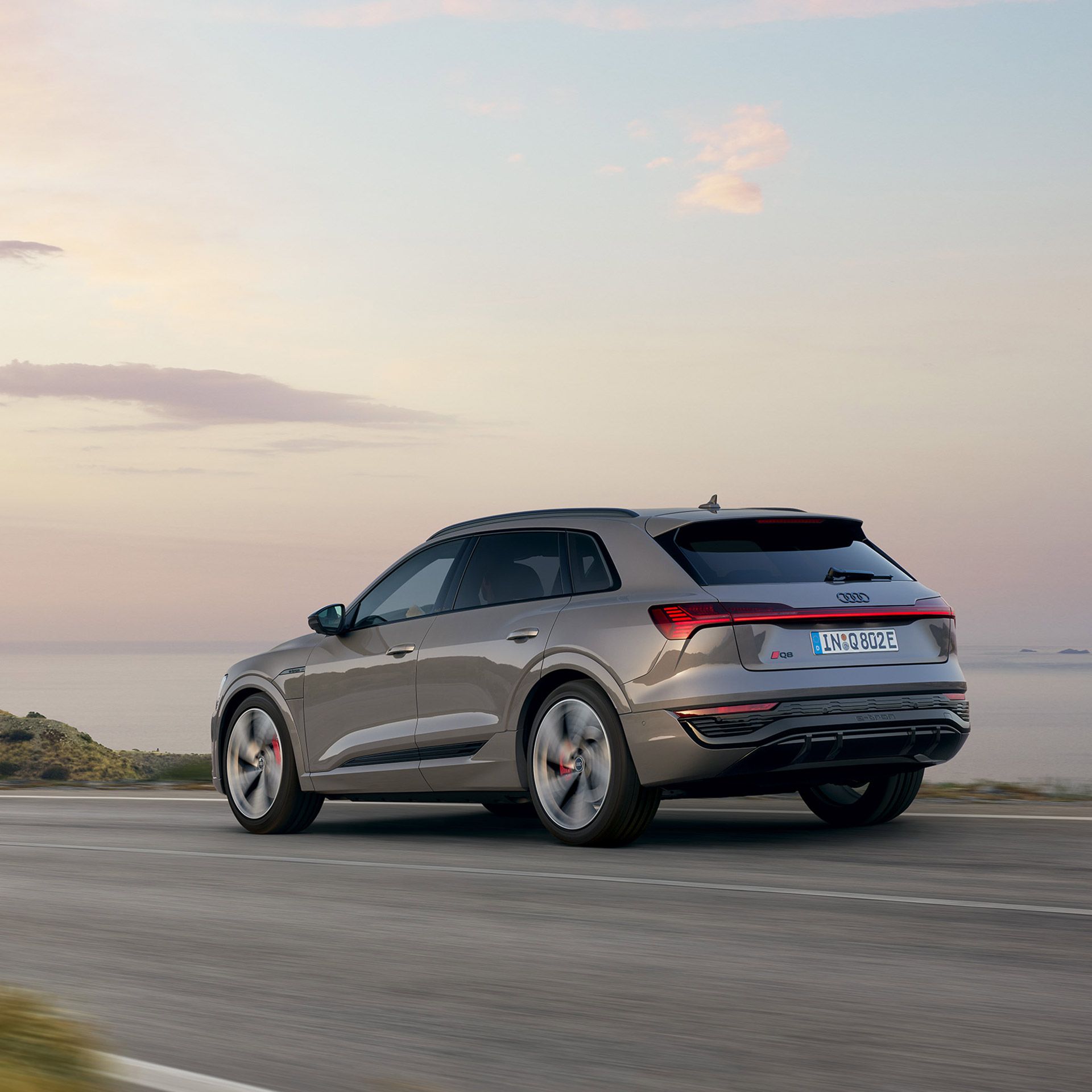 Dynamische Heckansicht Audi Q8 e-tron
