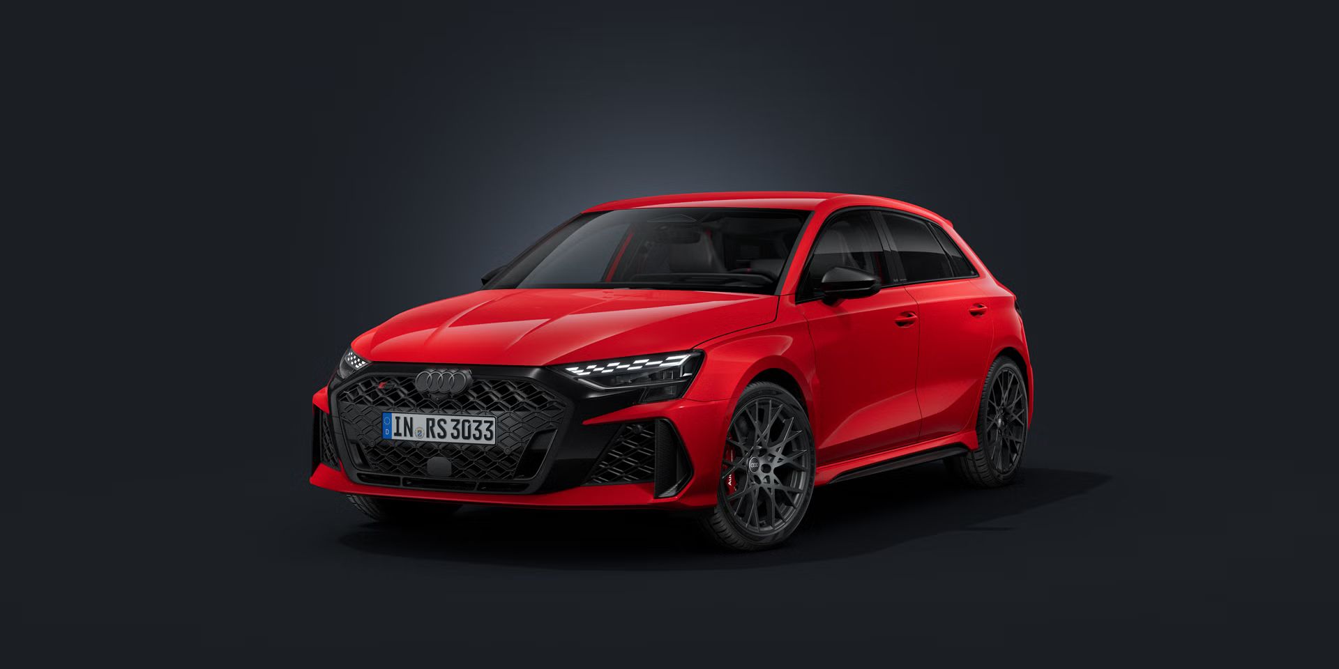 Der Audi RS 3 Sportback schräg von vorn auf dunklem Hintergrund.