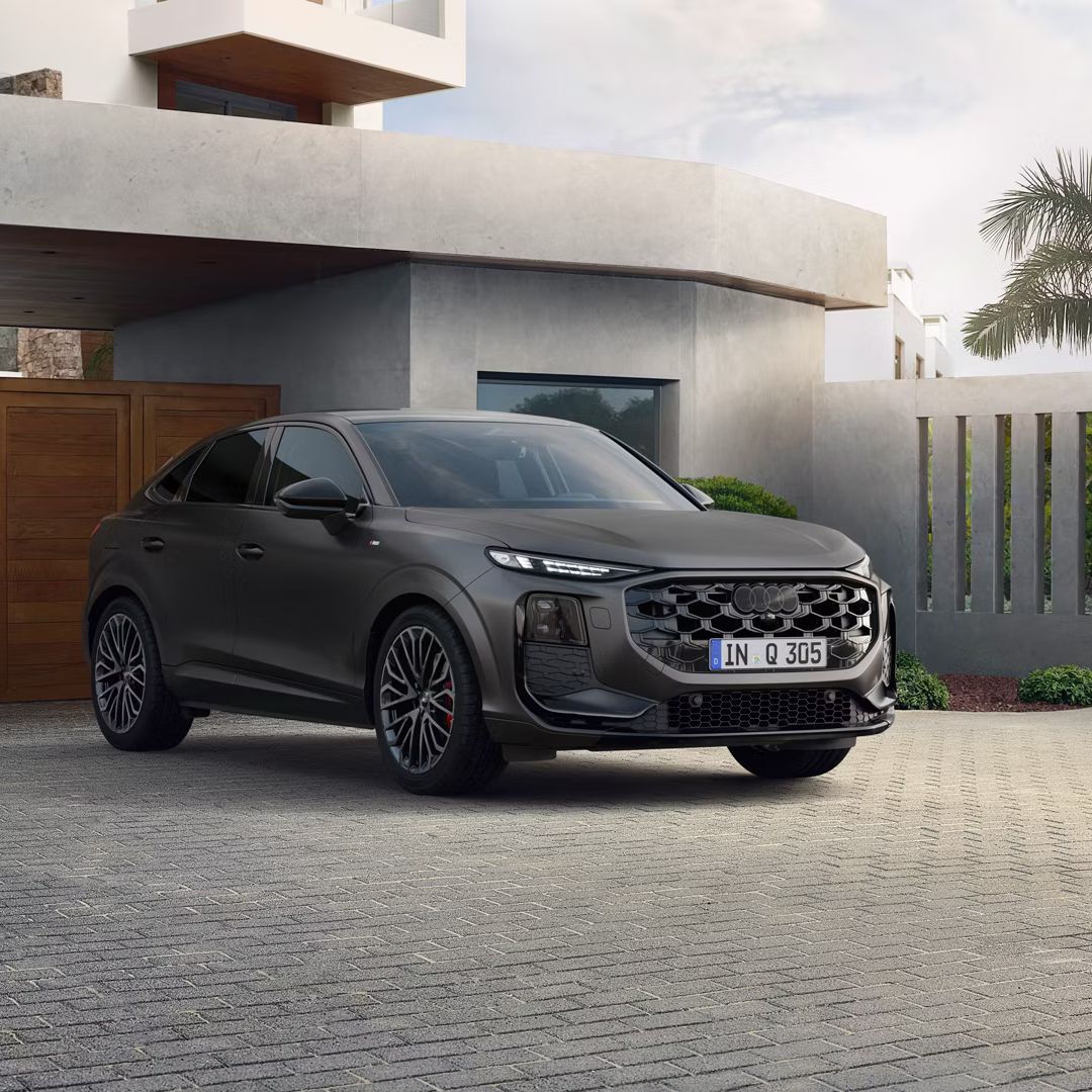 Audi Q3 Sportback steht vor einem Betongebäude