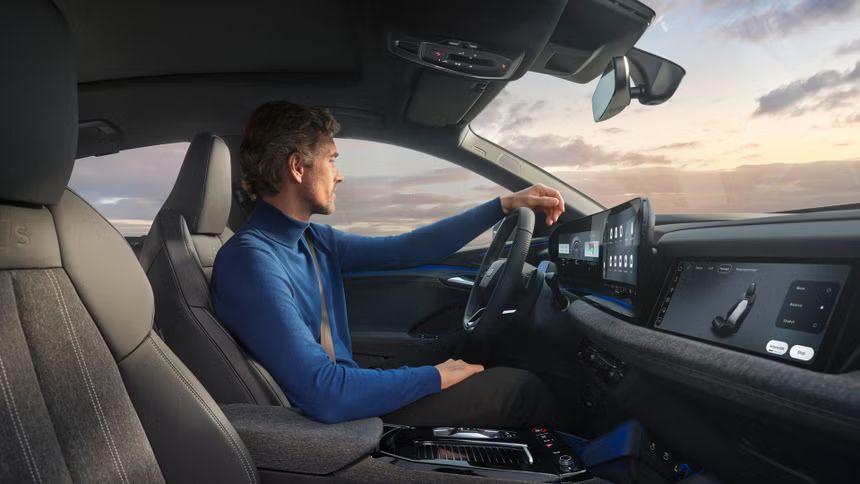 Zentrales Display im Audi zeigt E-Mail-Übersicht mit Betreffzeilen, daneben Klimasteuerung und Mediensystem im schwarzen Cockpit.