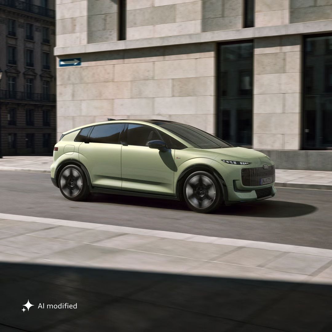 Der Audi A2 e-tron schräg von der Seite auf einer Straße in urbaner Umgebung.