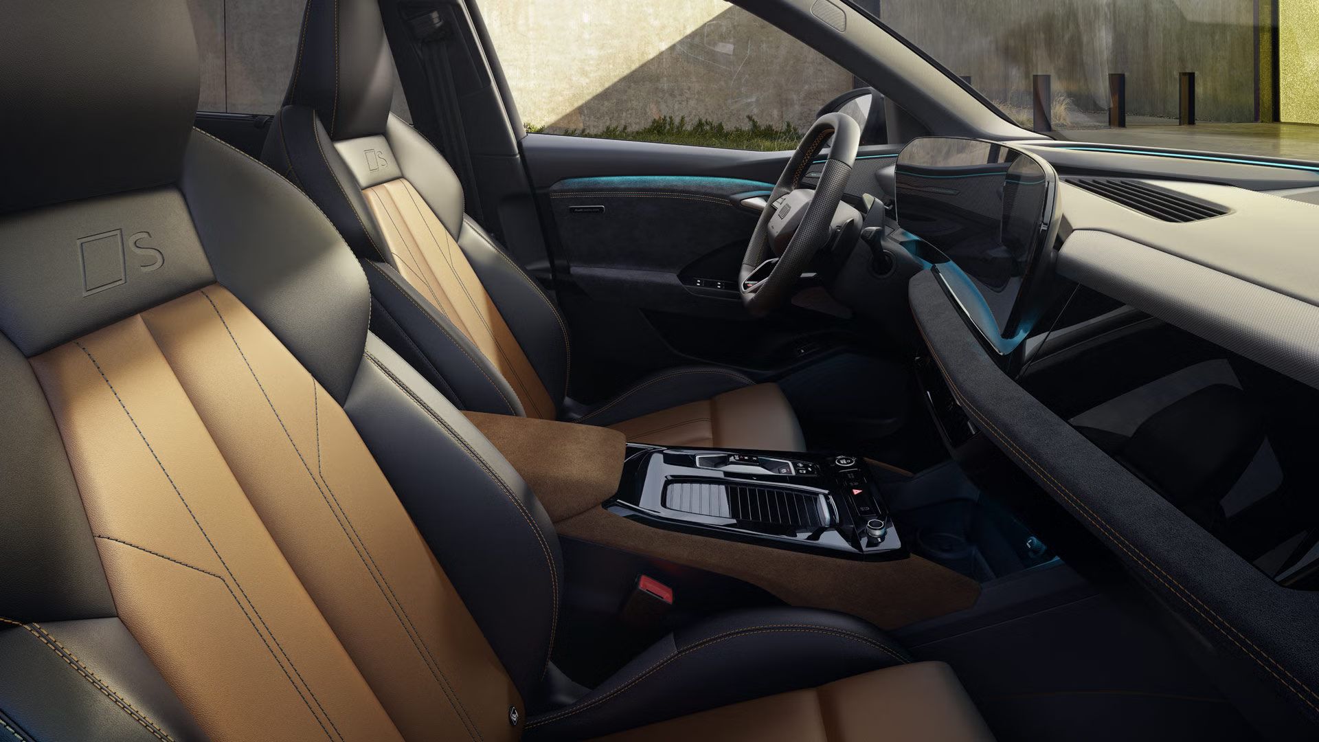 Der vordere Innenraum des Q6 SUV e-tron aus Perspektive des Beifahrerfensters. Das Interieur erscheint in dem Audi Exclusive Designpaket Schwarz/Cognacbraun.