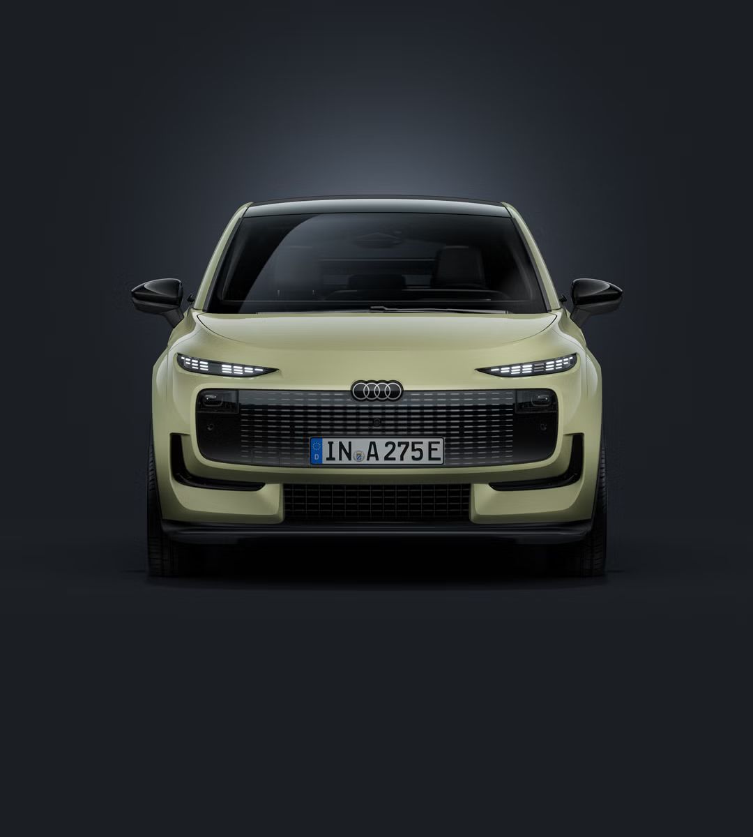 Der Audi A2 e-tron frontal von vorne auf dunklem Hintergrund.