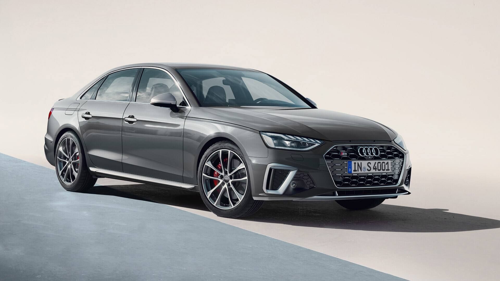 Seitliche Frontansicht Audi S4 Limousine