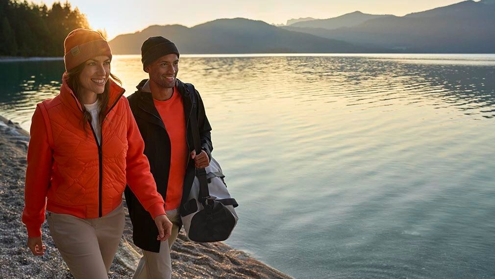 Ein Man und eine Frau beim Spaziergang an einem See