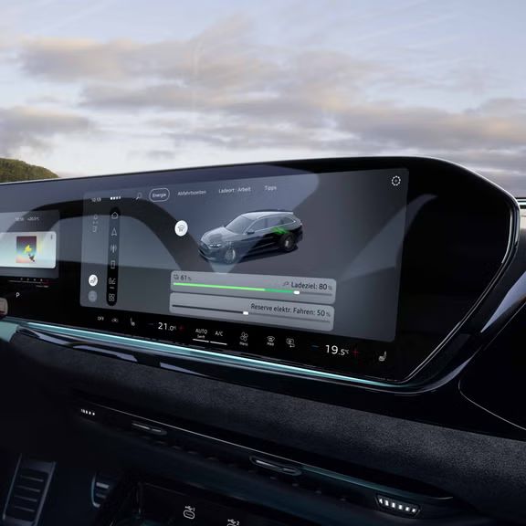 Nahaufnahme des MMI-Displays im A5 Avant e-hybrid. Auf diesem wird der aktuelle Ladezustand, sowie ein Slider zur Regelung der Reserve angezeigt.