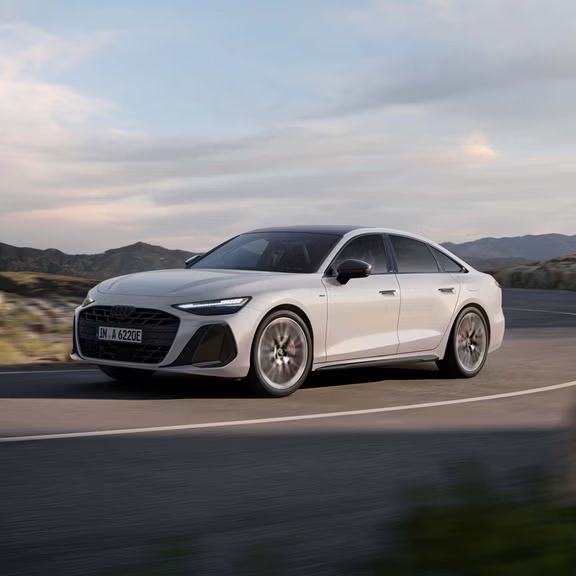 Vorderes Seitenprofil der A6 Limousine e-hybrid, welche um eine Kurve fährt.