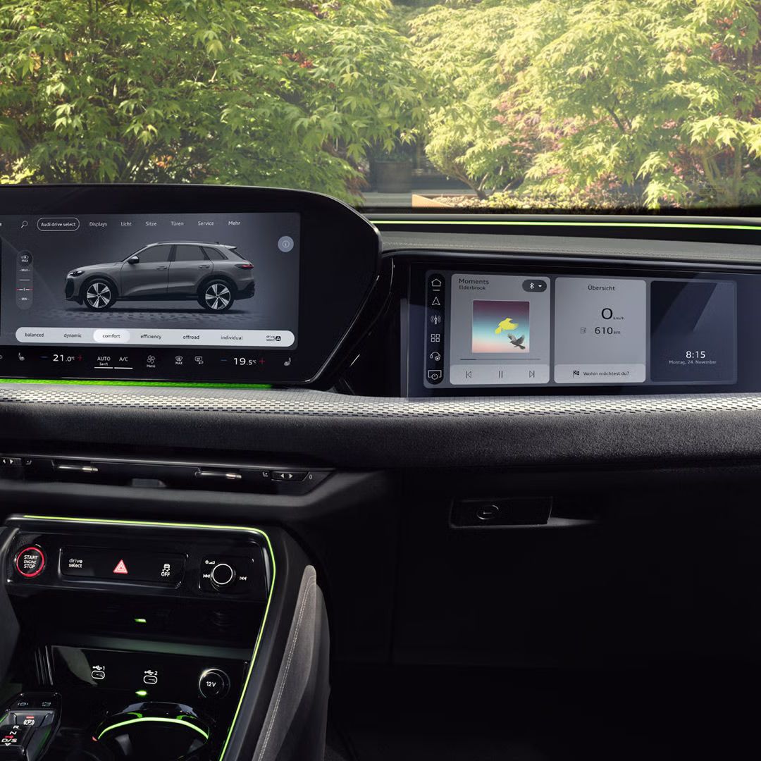 Blick von der Rückbank in das Cockpit des Q5 SUV. Im Fokus steht das Panoramadisplay mit dem Audi Virtual Cockpit und dem MMI Display.	