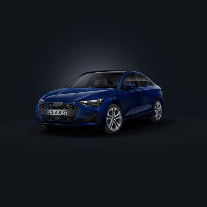 Die Audi A3 Limousine schräg von vorne auf dunklem Hintergrund.