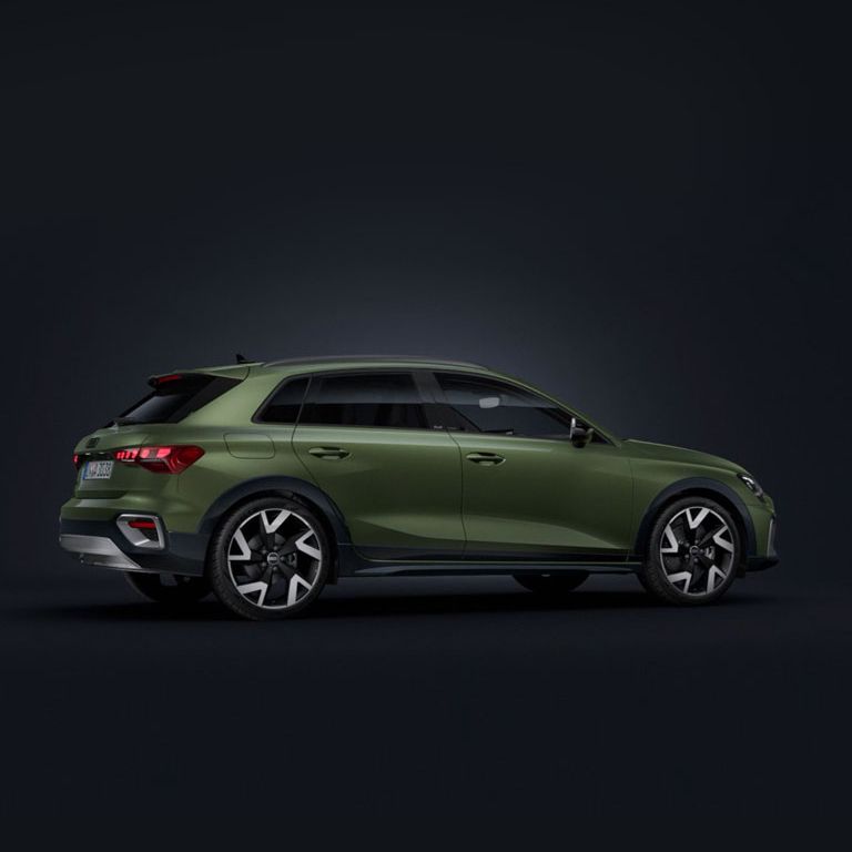 Der Audi A3 allstreet steht auf dunklem Hintergrund. 