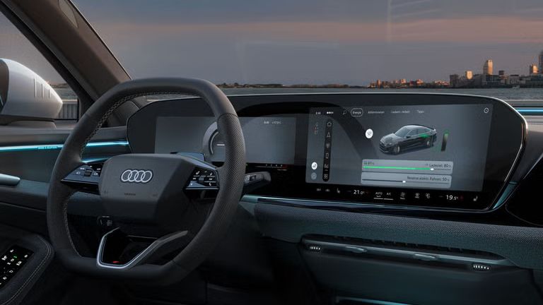 Blick in das Cockpit der A5 Limousine e-hybrid. Zu sehen sind unter anderem die Panoramadisplays und Ambiente Lichter.