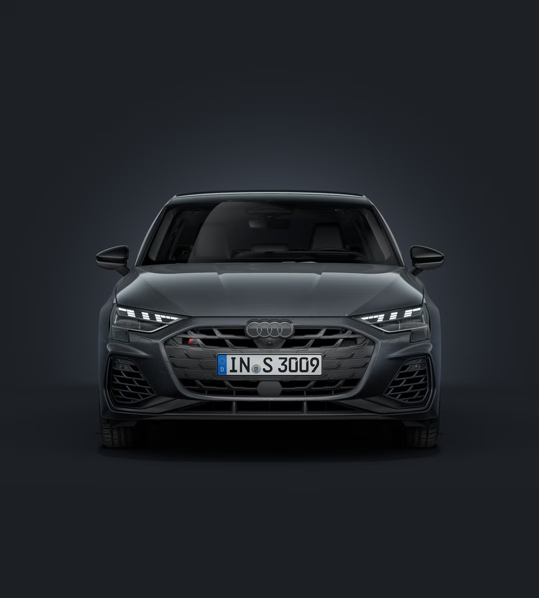 Audi S3 Sportback steht auf dunklem Hintergrund.
