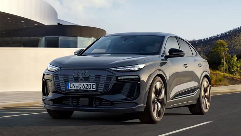 Audi Q6 Sportback e-tron in Frontansicht während der Fahrt