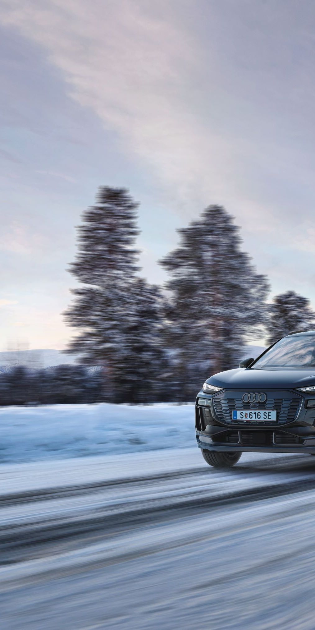 Ein Audi Q6 auf einer winterlichen Straße in voller Fahrt