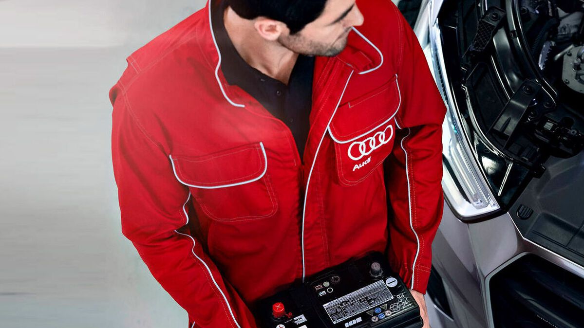 Ein Fahrrad wird am Fahrradträger eines Audi fixiert