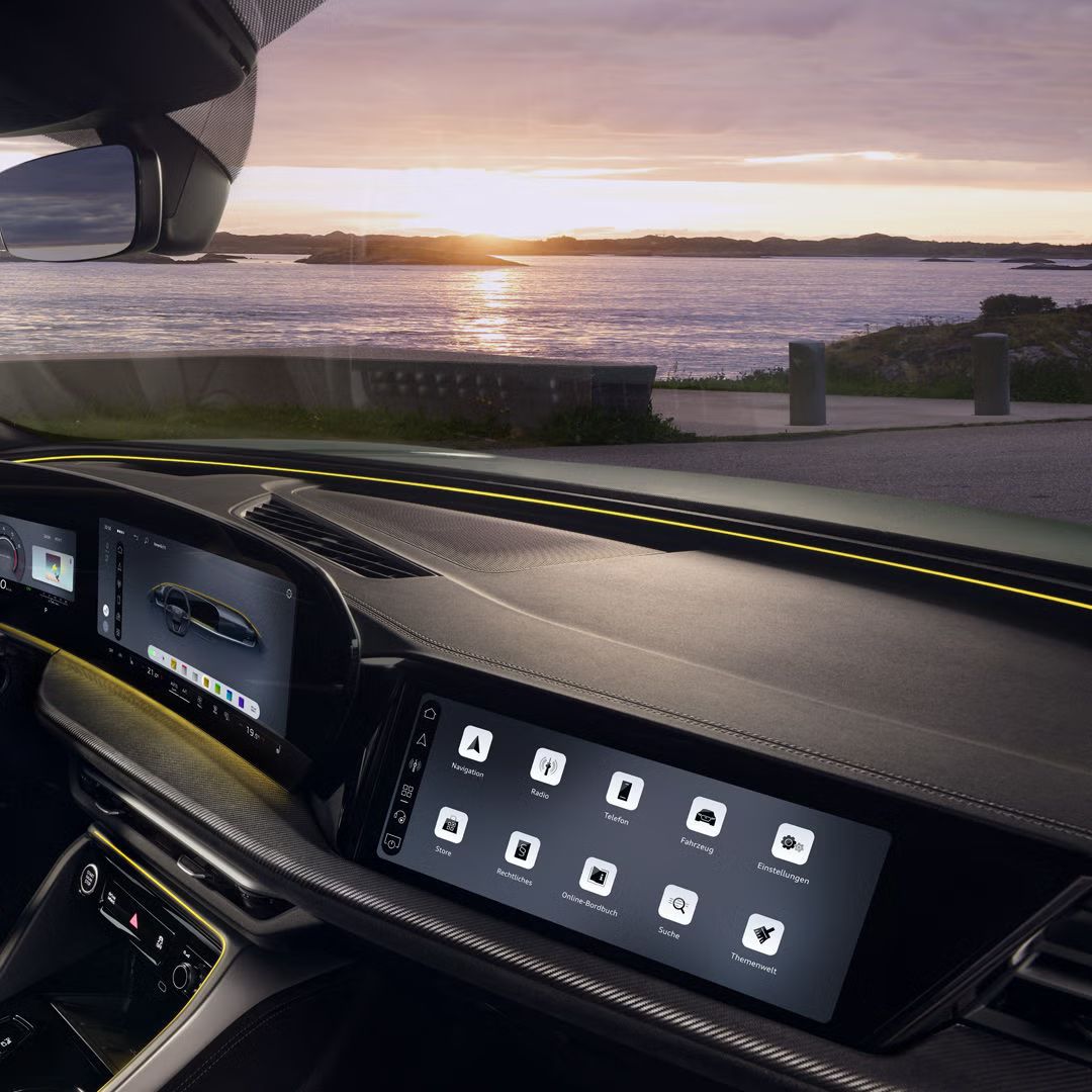 Blick auf das MMI touch-Display und das Beifahrerdisplay im Cockpit des SQ5 Sportback.