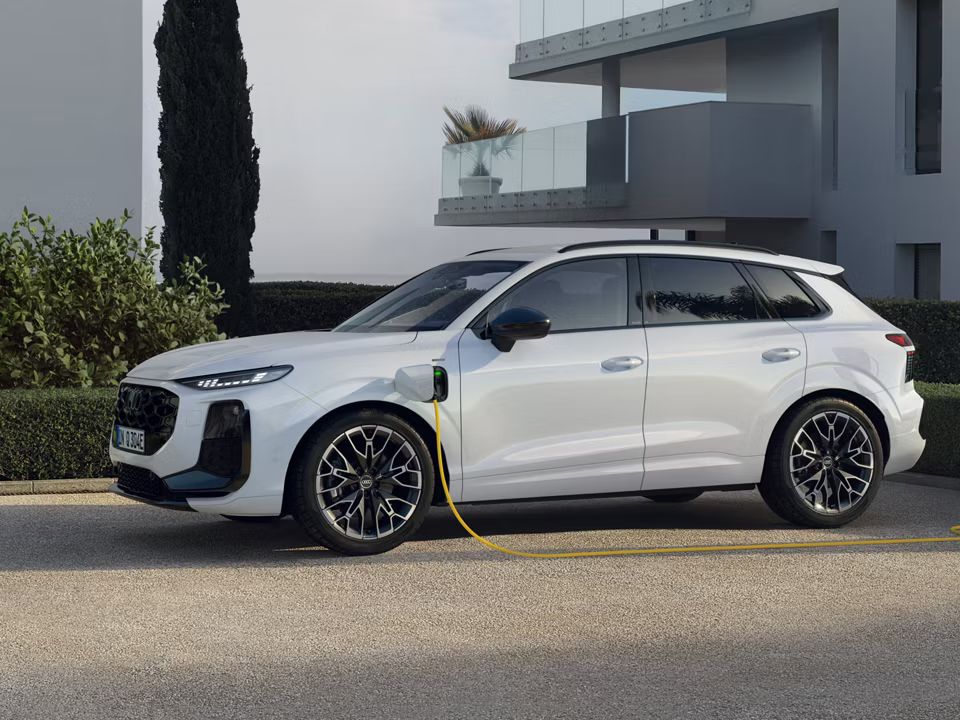 Audi Q3 SUV e-hybrid steht mit Ladekabel verbunden an der Ladesäule