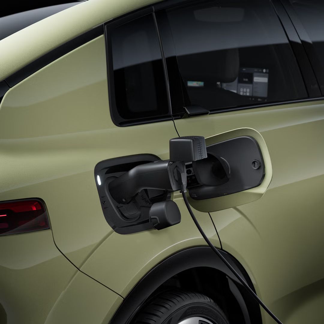 Nahaufnahme des Audi A2 e-tron von rechts hinten. Am geöffneten Ladeanschluss ist ein Stromkabel angeschlossen.